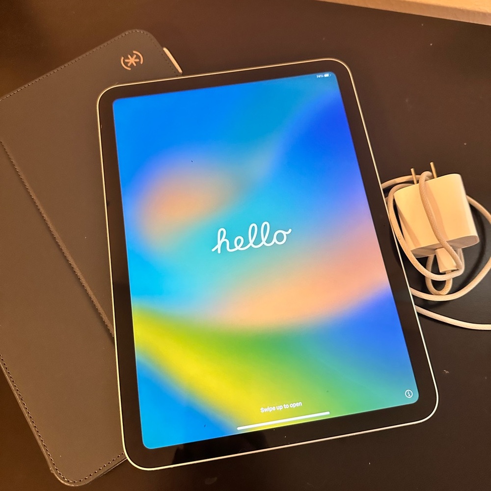 IPad 10th Generation 10.9” 256GB with Apple Pencil, Keyboard, Mouse and Case